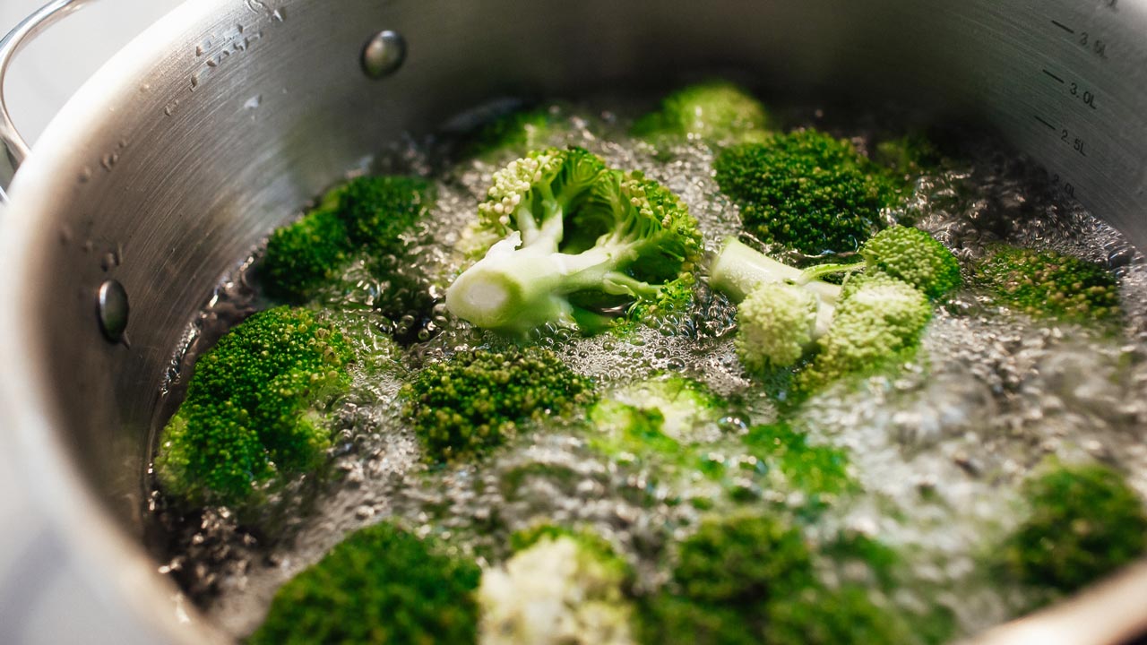 Brokkoli kochen ohne Sauerei