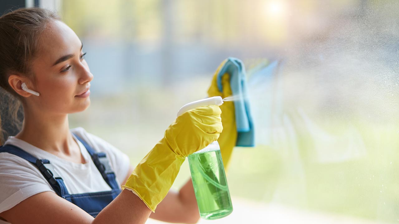 Wie du Fenster streifenfrei putzen kannst