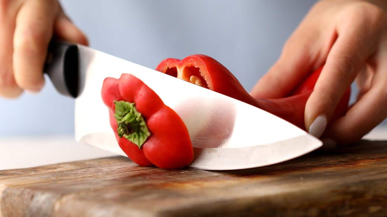 So kannst du den Kern einer Paprika ganz leicht entfernen