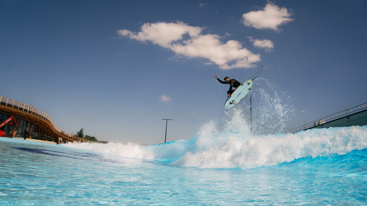 Surfen wie im Meer: Europas größter Surfpark startet mit großem Festival