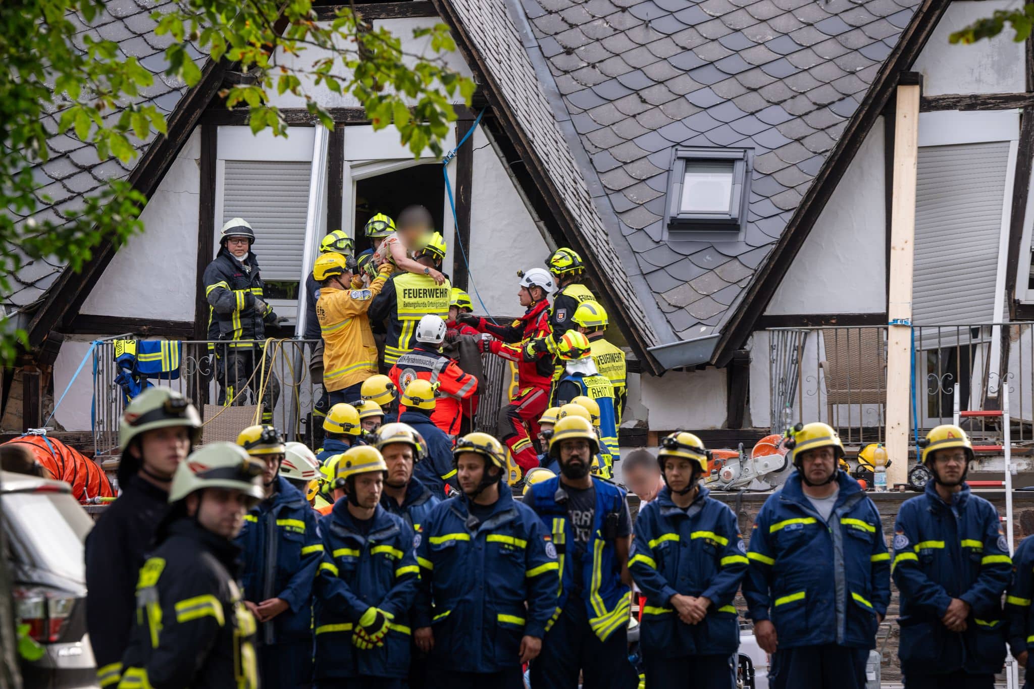 Nach Teileinsturz von Hotel: Erste Verschüttete geborgen