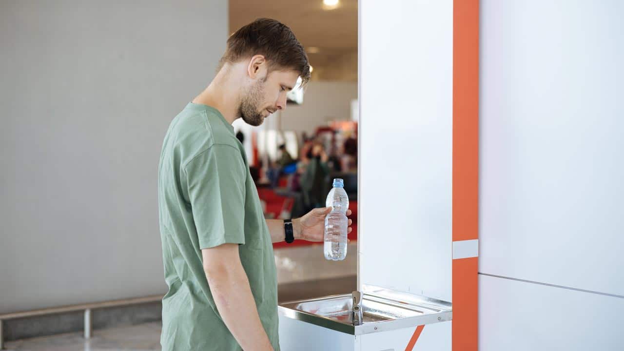 So kommst du auch im Flughafen billig an Wasser