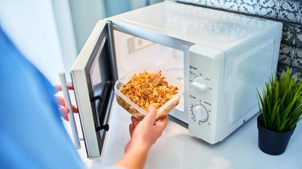 Deswegen solltest du Essen in der Mikrowelle an den Rand stellen