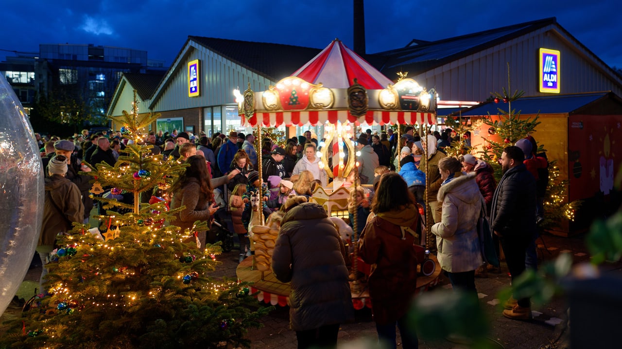 1 Euro Glühwein: Aldi startet Münchens günstigsten Christkindlmarkt