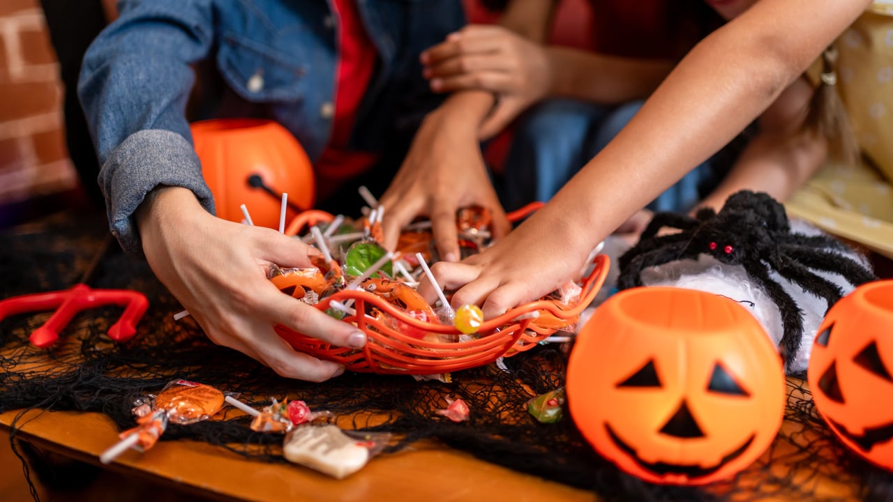 Nadel in Halloween-Süßigkeit eines 4-Jährigen gefunden – Polizei ermittelt