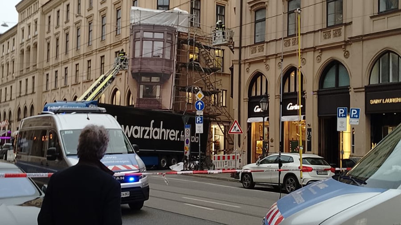 LKW steckt unter Baugerüst – Maximilianstraße stundenlang gesperrt