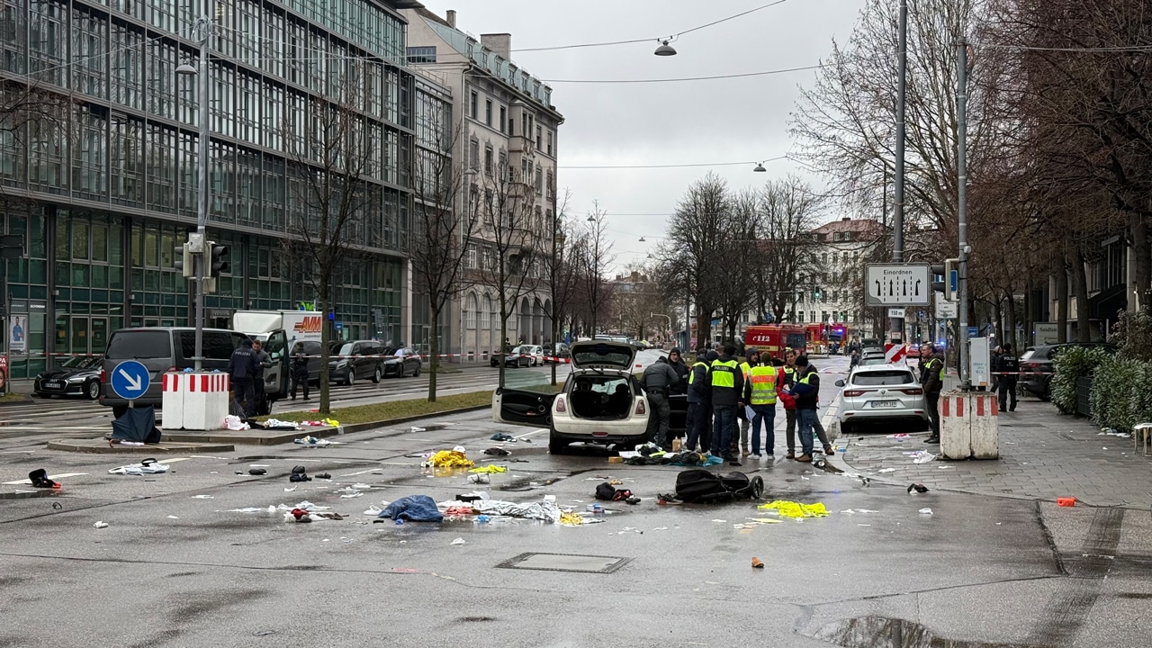 Auto München Menschenmenge Polizei untersucht den Mini