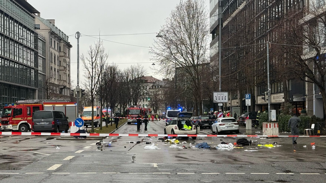 Auto rast in Menschen: Großeinsatz nahe Hauptbahnhof