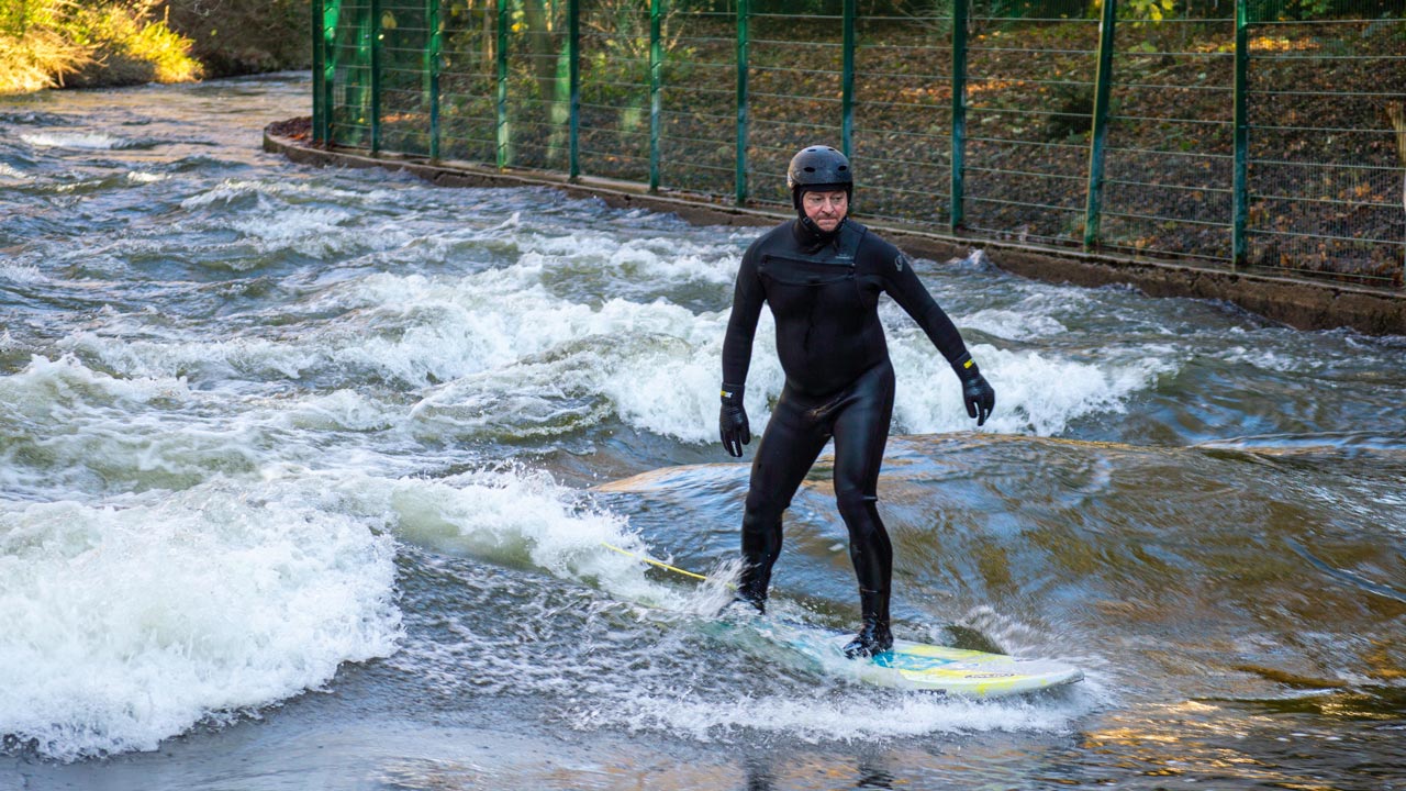 Zweite Eisbachwelle: Anwohner wollen das Surfen auf der E2 nicht mehr tolerieren